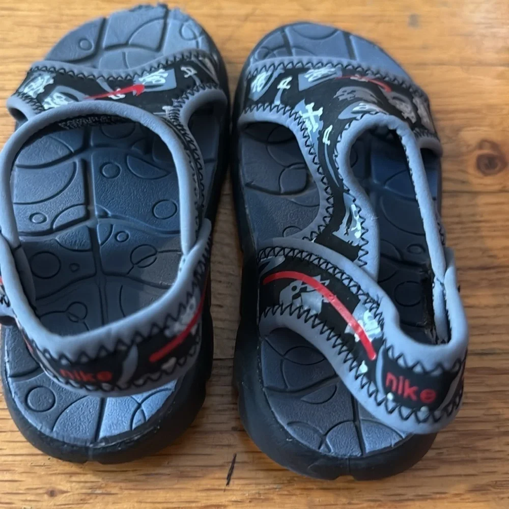 Nike Boy’s Slip-On Water Sandals Pirate Summer Size 7C